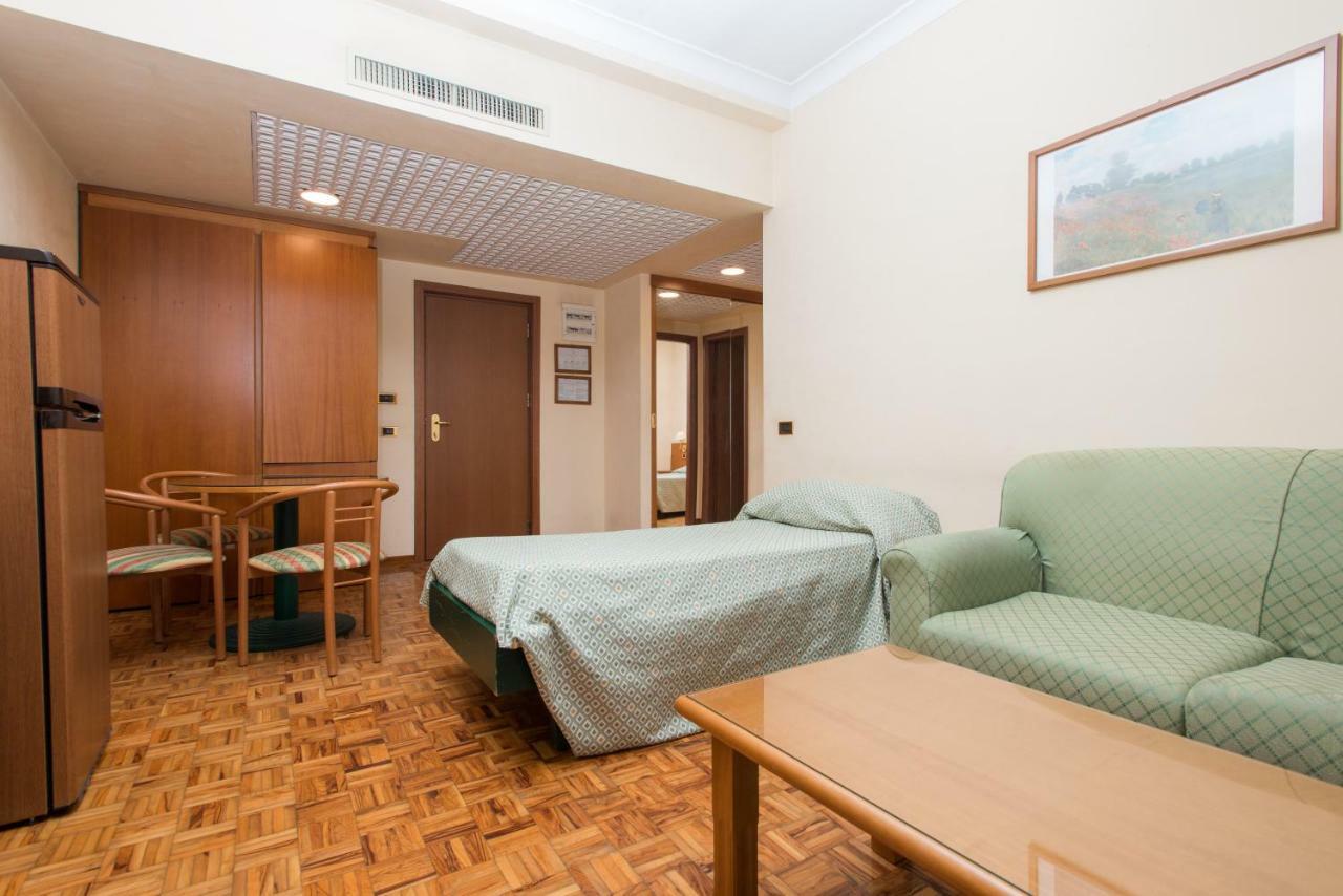 Family Room (4 Adults),835335845:JPEG