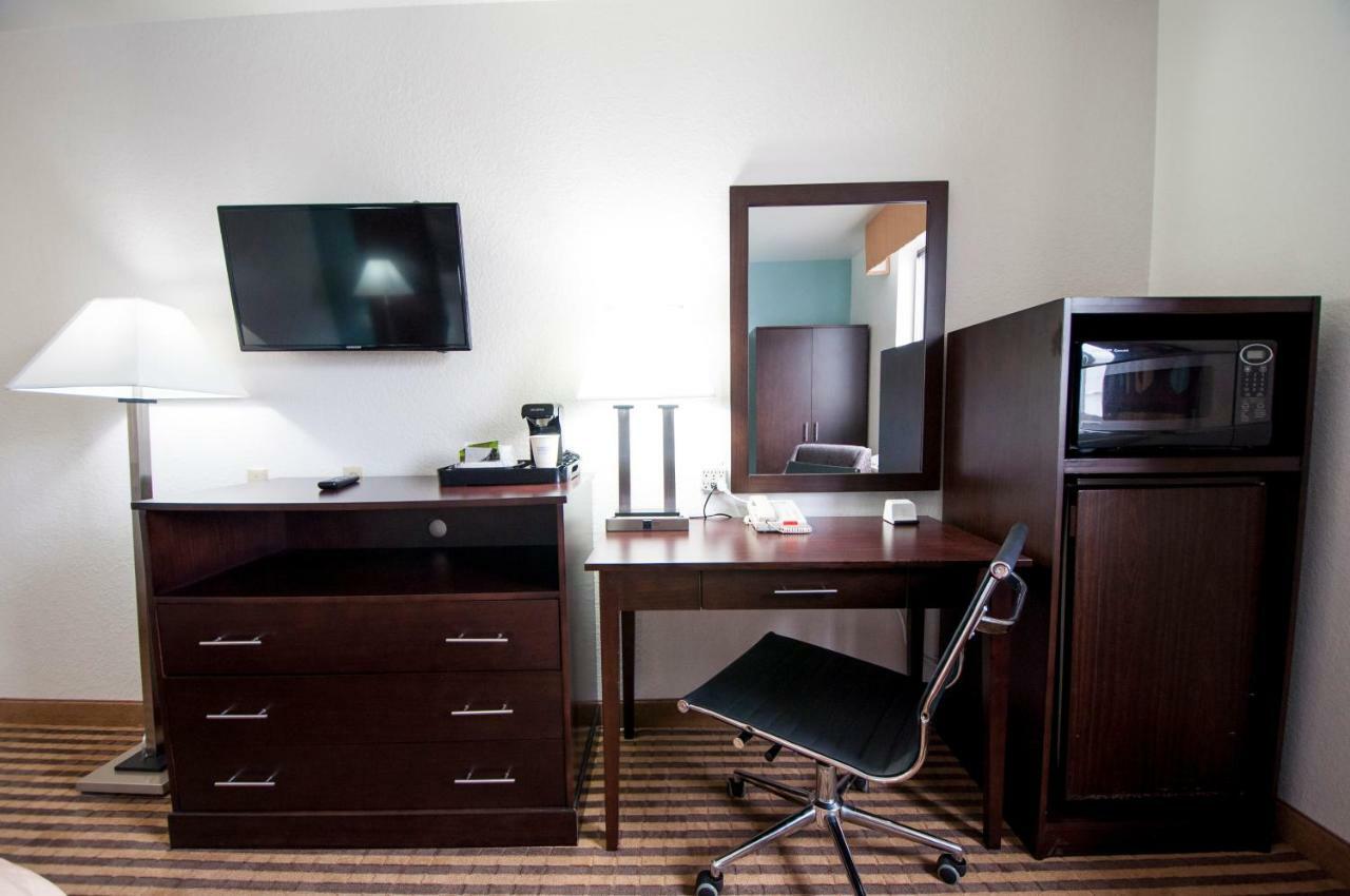Queen Suite with Three Queen Beds - Non Smoking