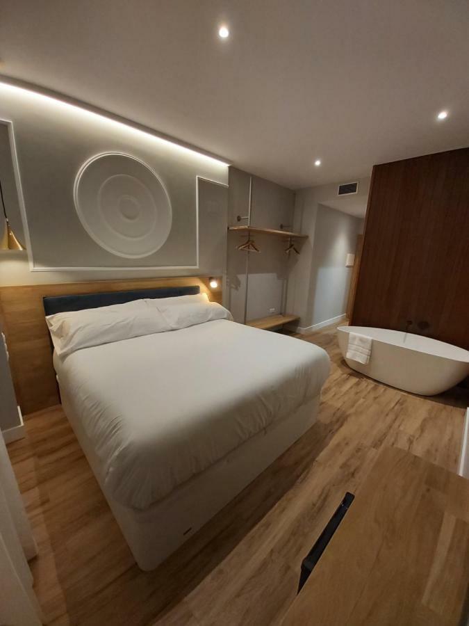 Deluxe Double Room Bath,838696076:JPEG