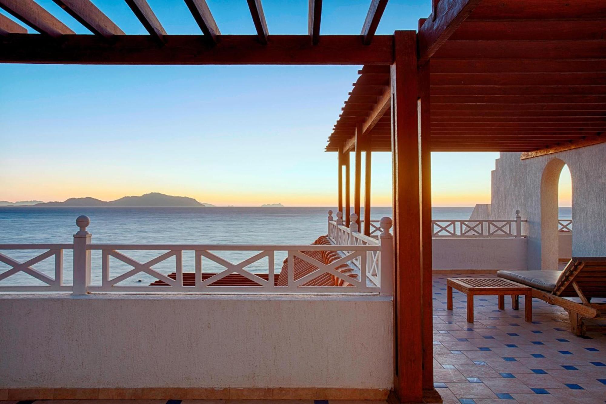 One-Bedroom Junior King Suite Red Sea View Corner Balcony Sitting Area High Floor