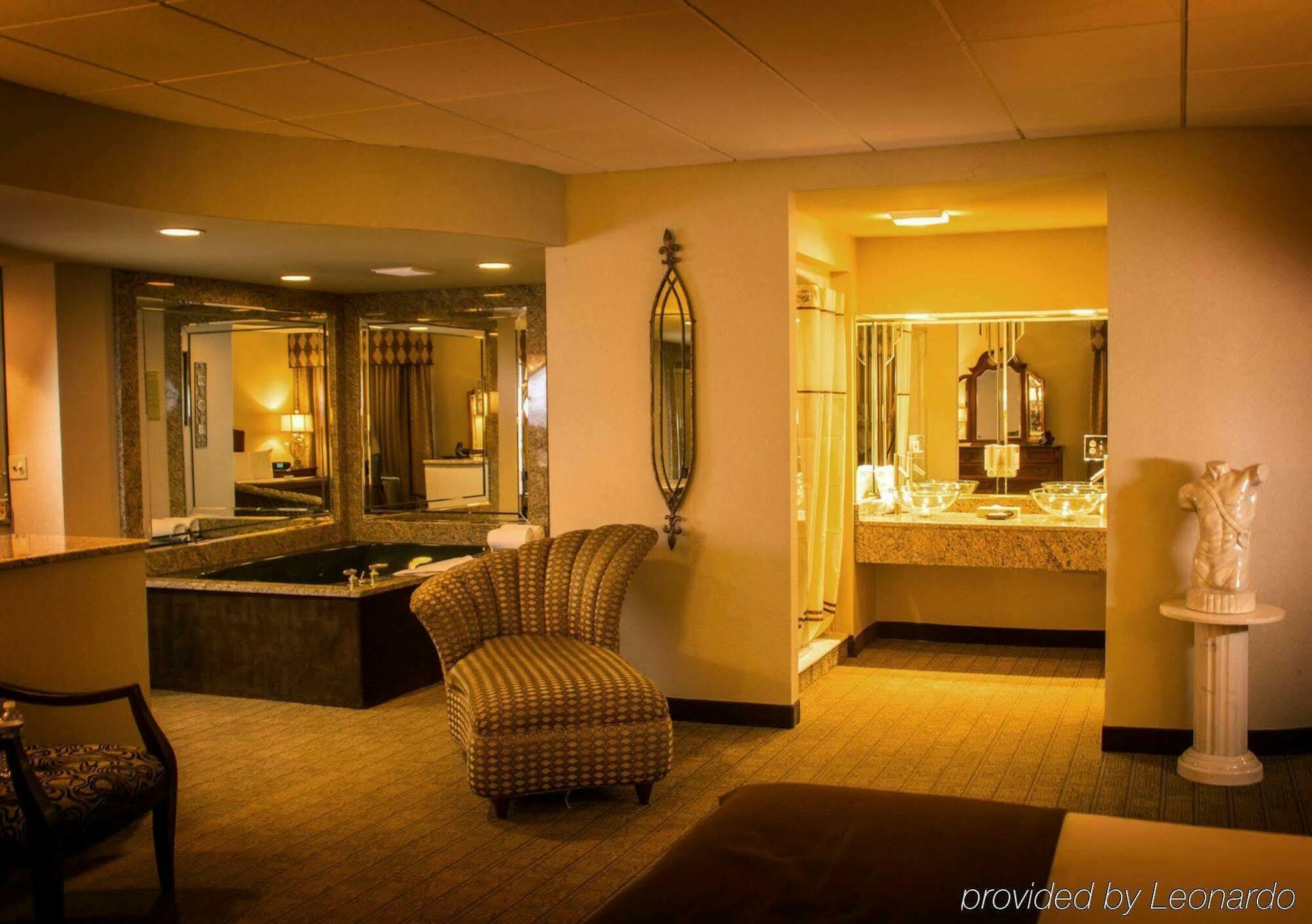 King Suite Spa Bath