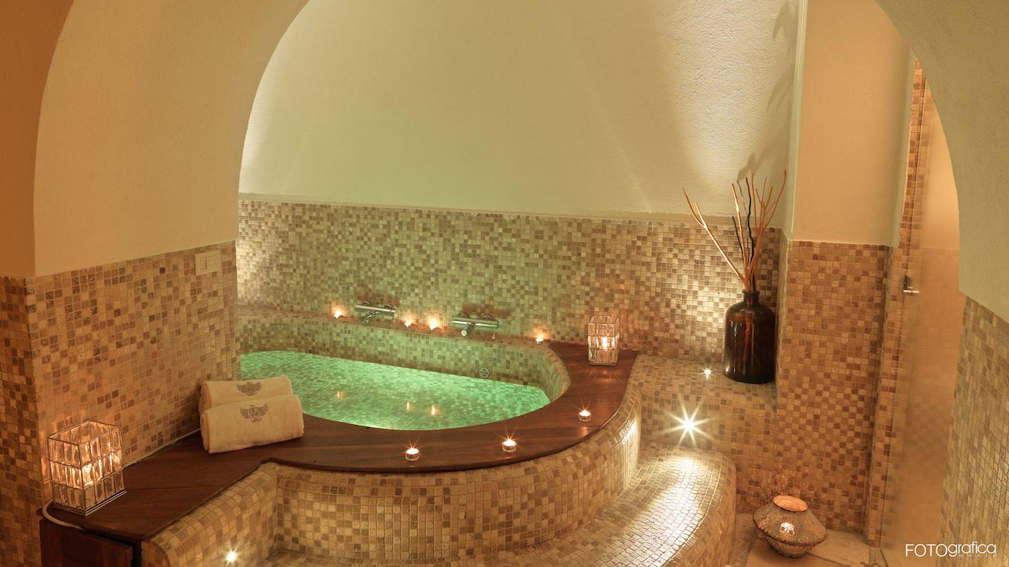 Deluxe Double Room Hot Tub Extra Large,1746859909:JPEG