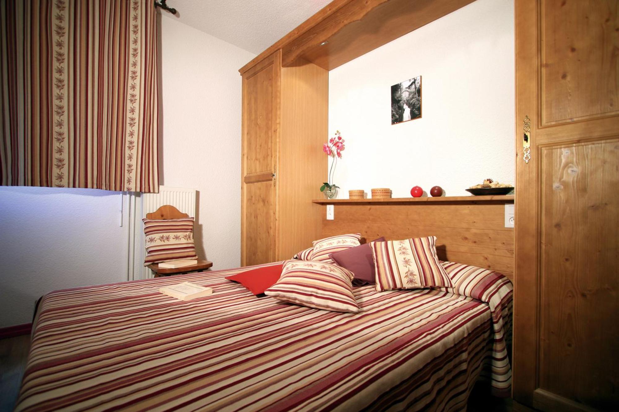 One-Bedroom Apartment,843533042:JPEG