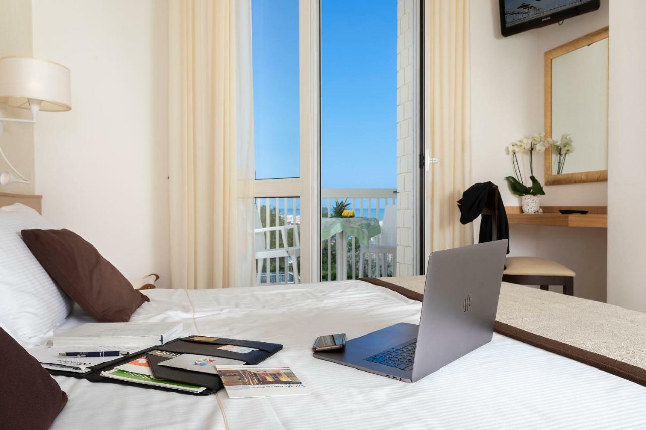 Classic Double or Twin Room lateral Sea View