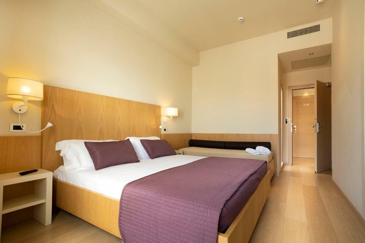 Classic Double or Twin Room lateral Sea View