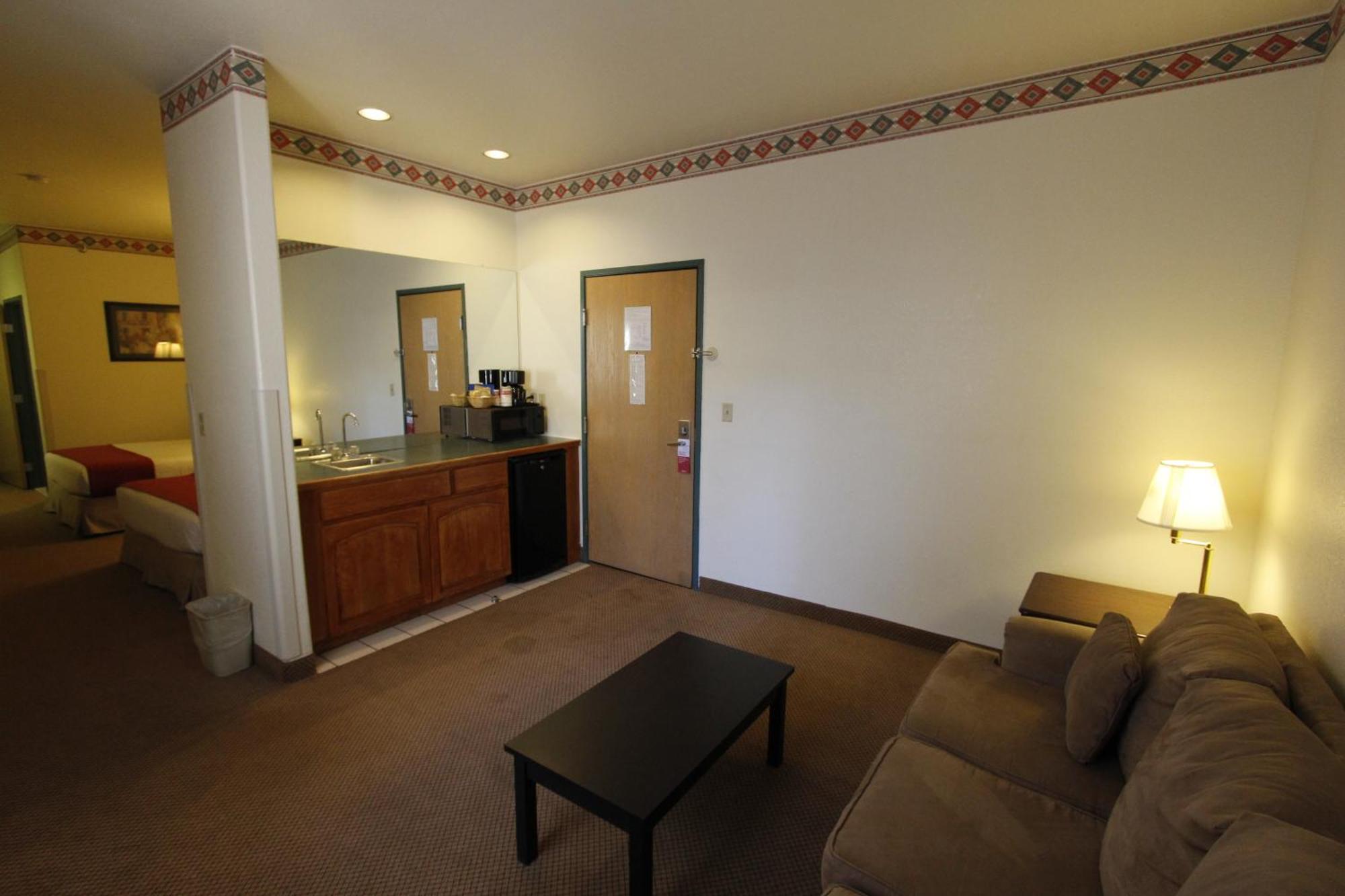 Studio Suite Two Queen Beds Non-Smoking