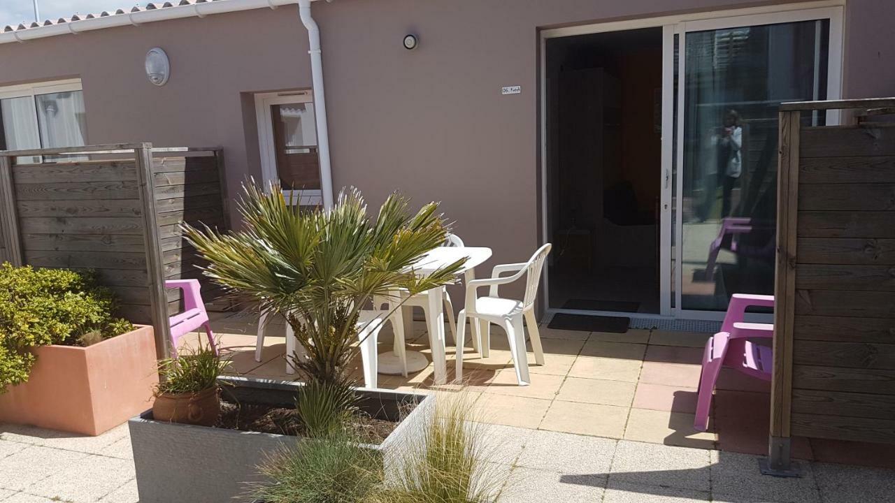 One-Bedroom Apartment Patio View,846520613:JPEG
