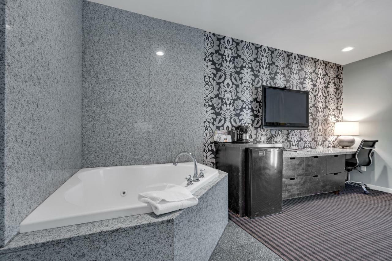 King Suite Pool View