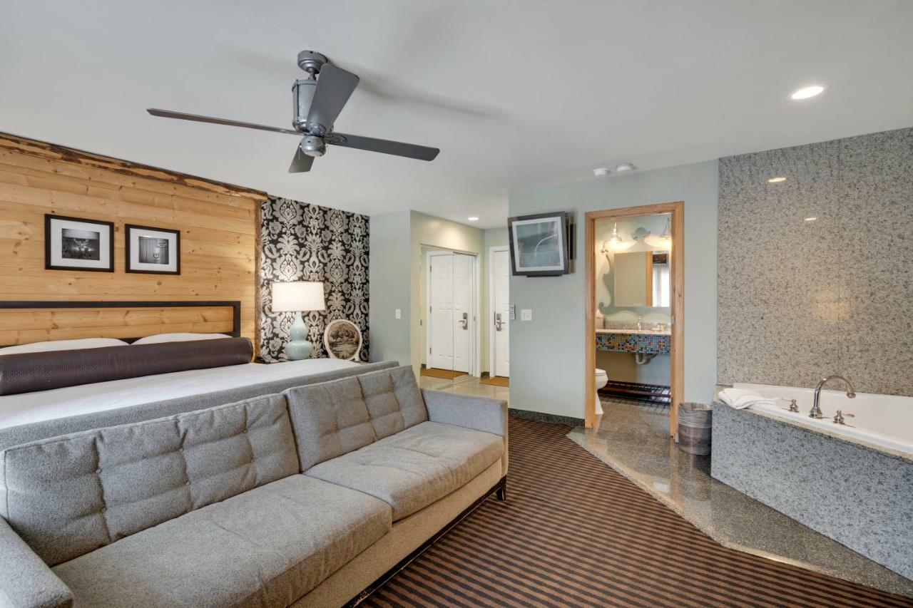 King Suite Pool View