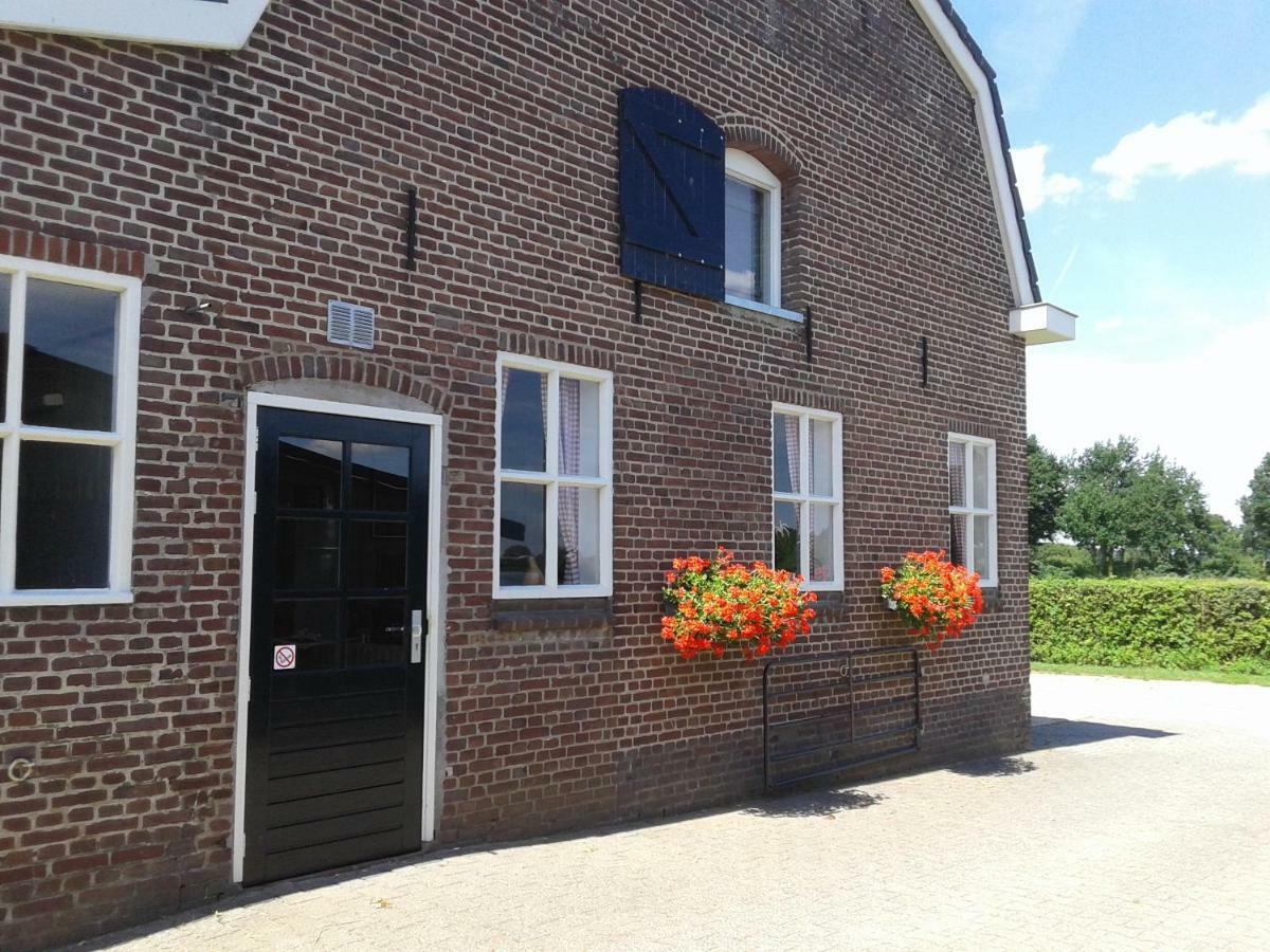 Tweepersoonskamer met 2 Aparte Bedden en Eigen Badkamer