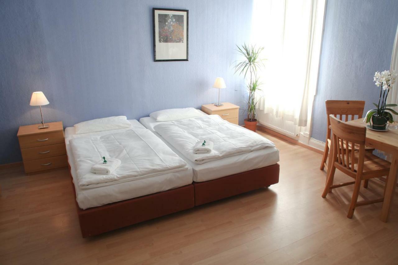 Family Room,382924108:JPEG