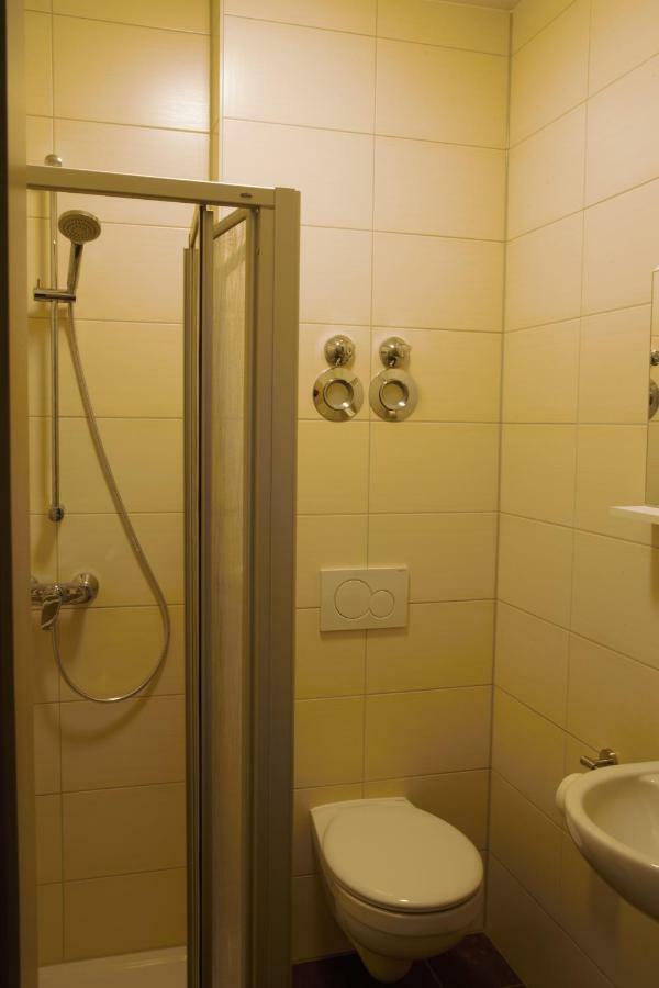 Single Room Bathroom,857272502:JPEG