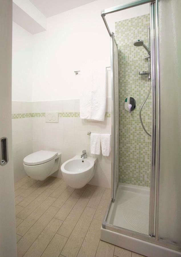 Twin Room Bathroom,875700641:JPEG