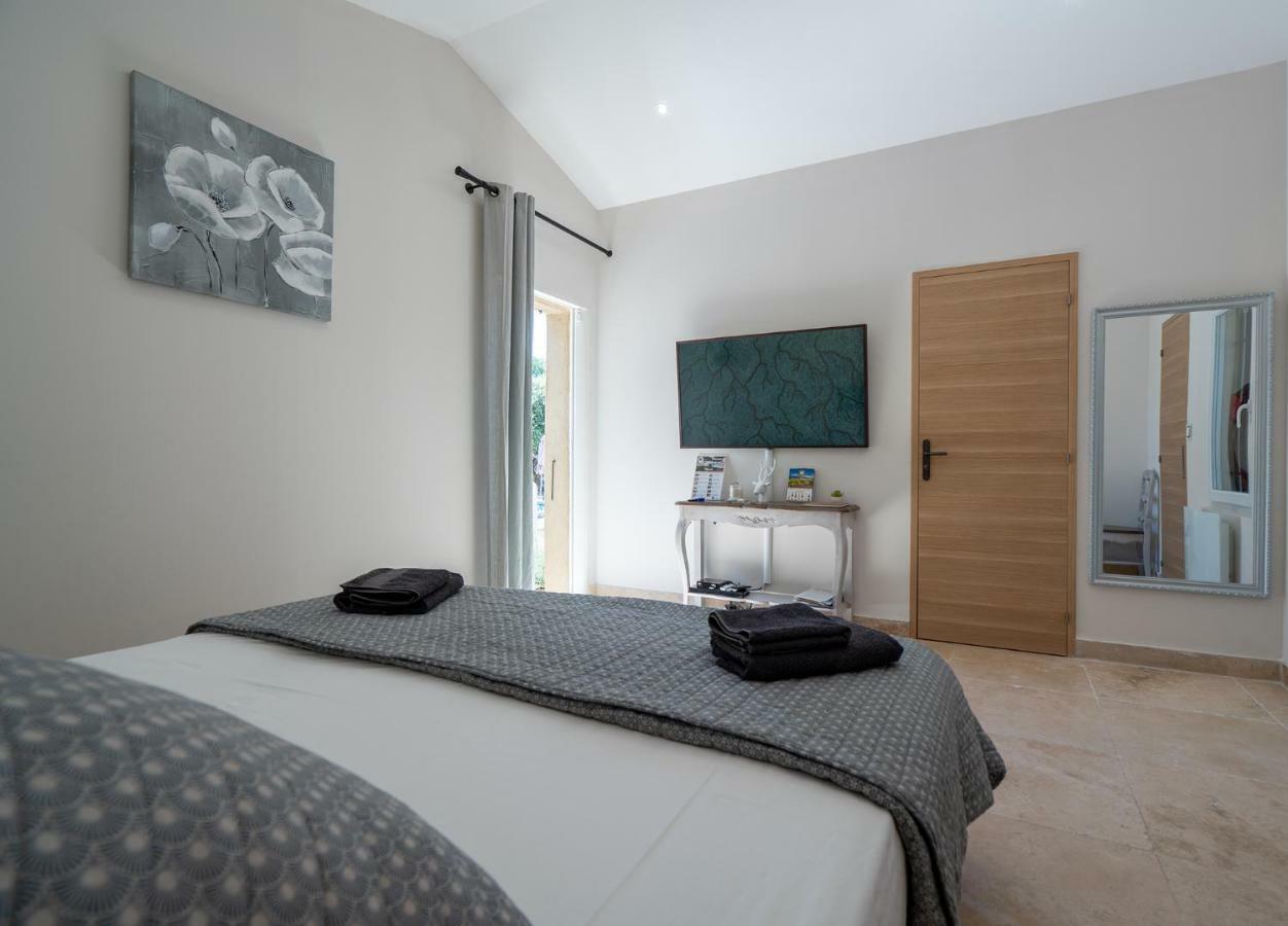 Chambre Lit King-Size - Vue sur Piscine