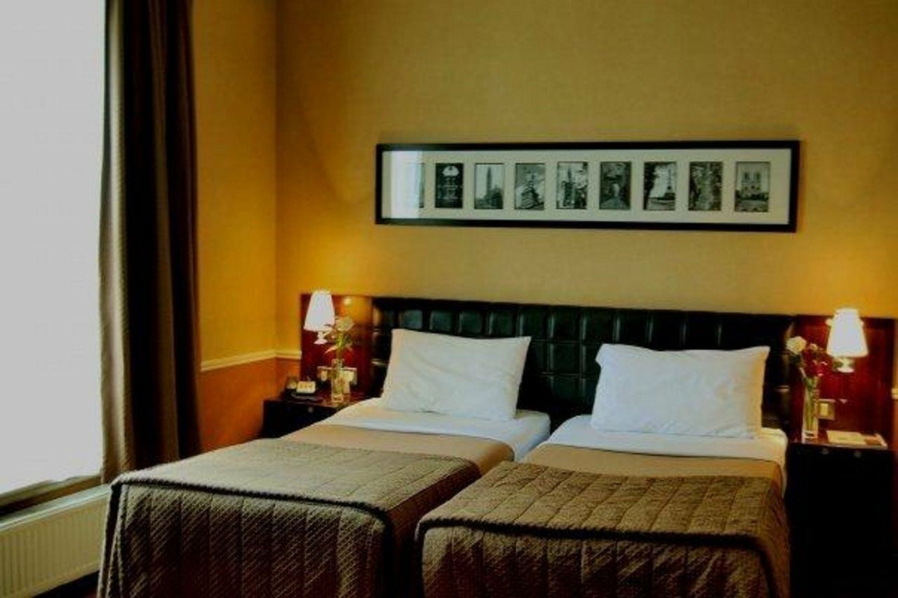 Quarto com 2 Camas de Solteiro