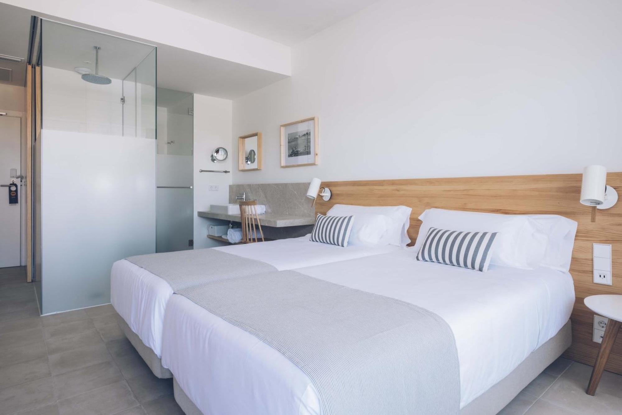 Double or Twin Room Side Sea View