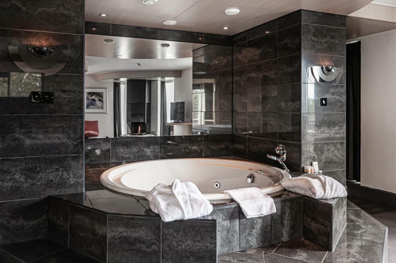 Suite with Hot Tub,893400304:JPEG