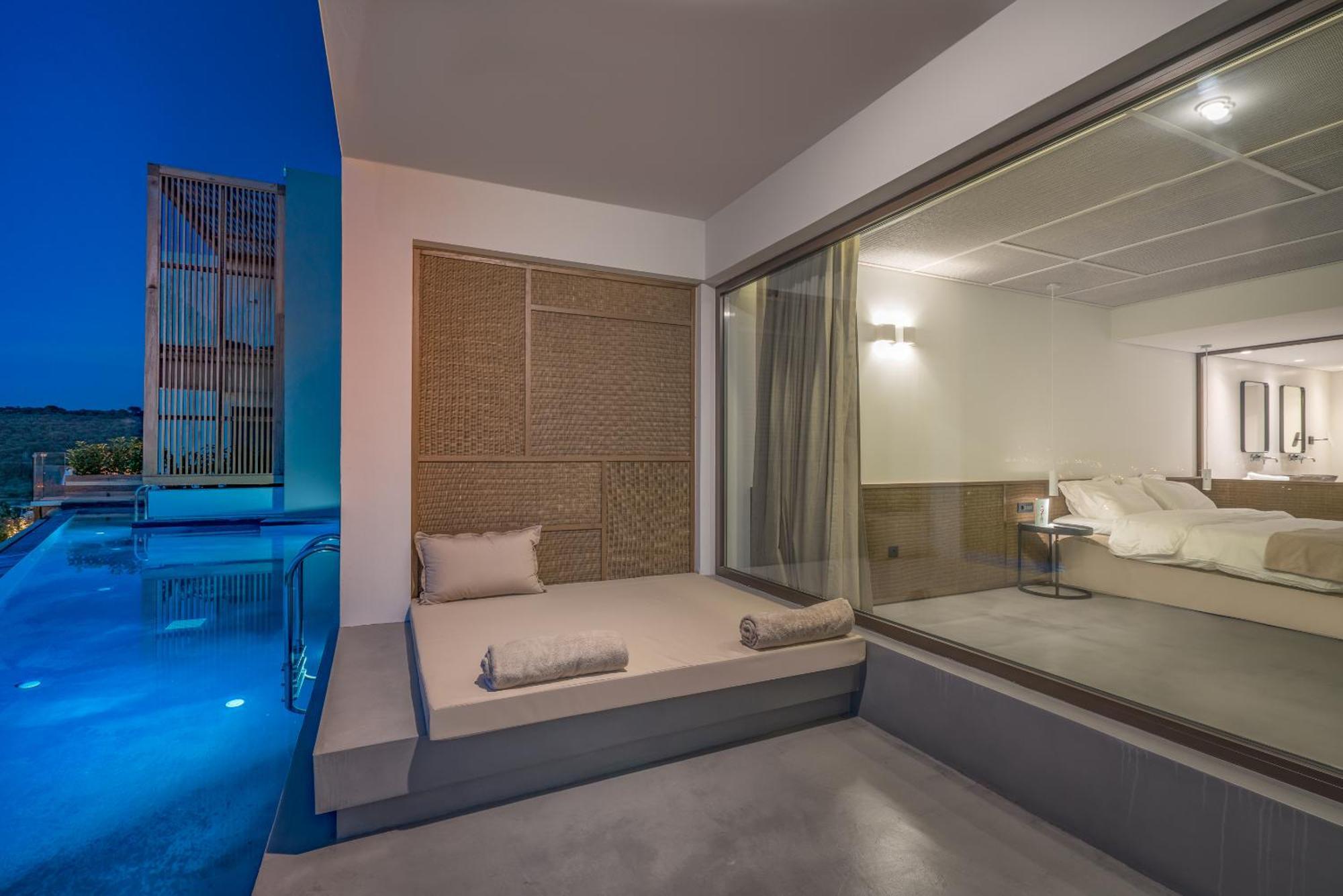 Junior Suite Swim up heated pool