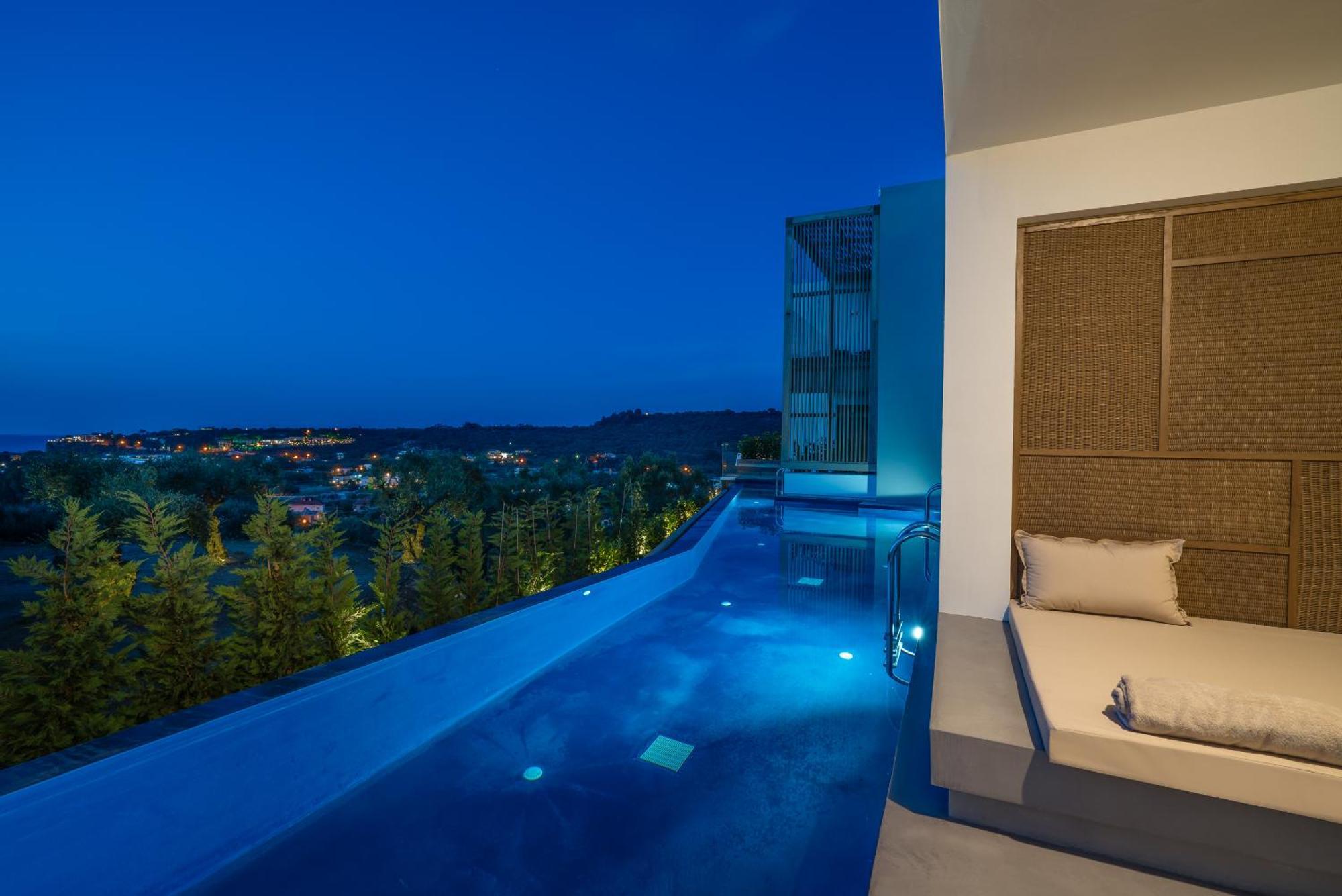 Junior Suite Swim up heated pool