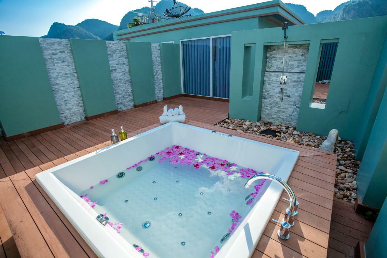 Junior Suite Outdoor Hot Tub