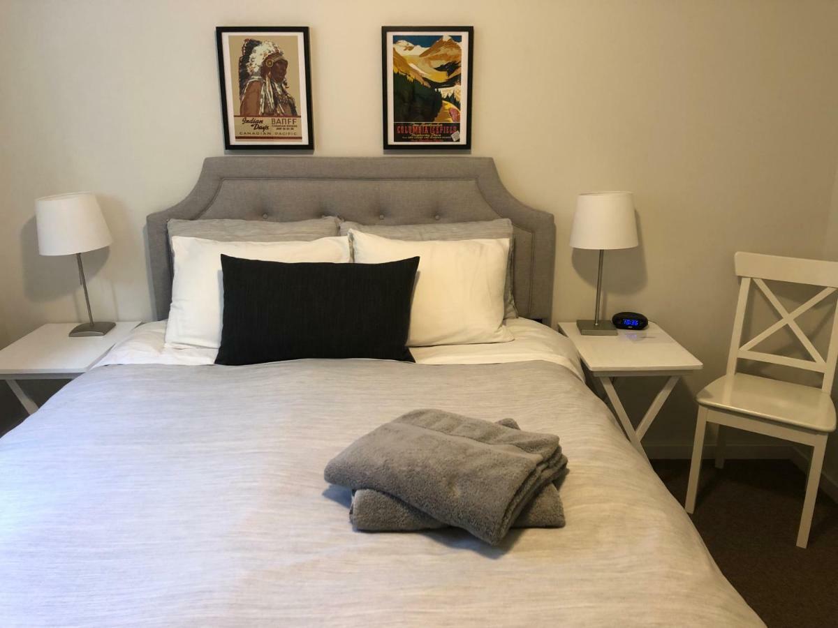 Queen room private bathroom private seating area