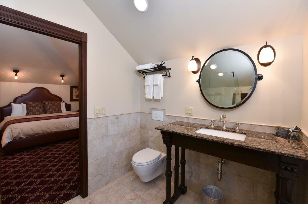 Deluxe King Suite