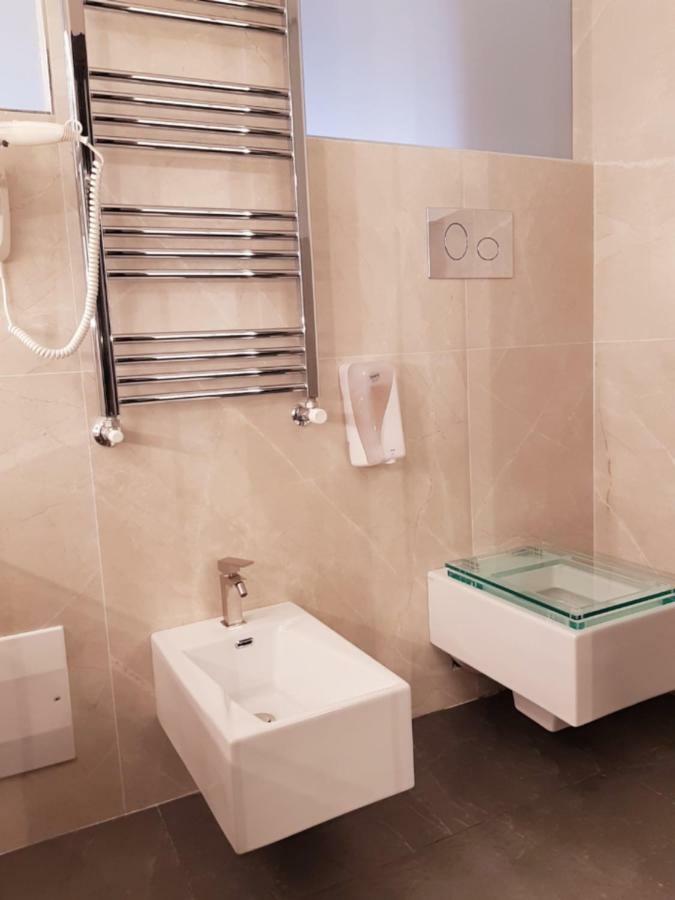 Deluxe Double Room Shower,889576666:JPEG
