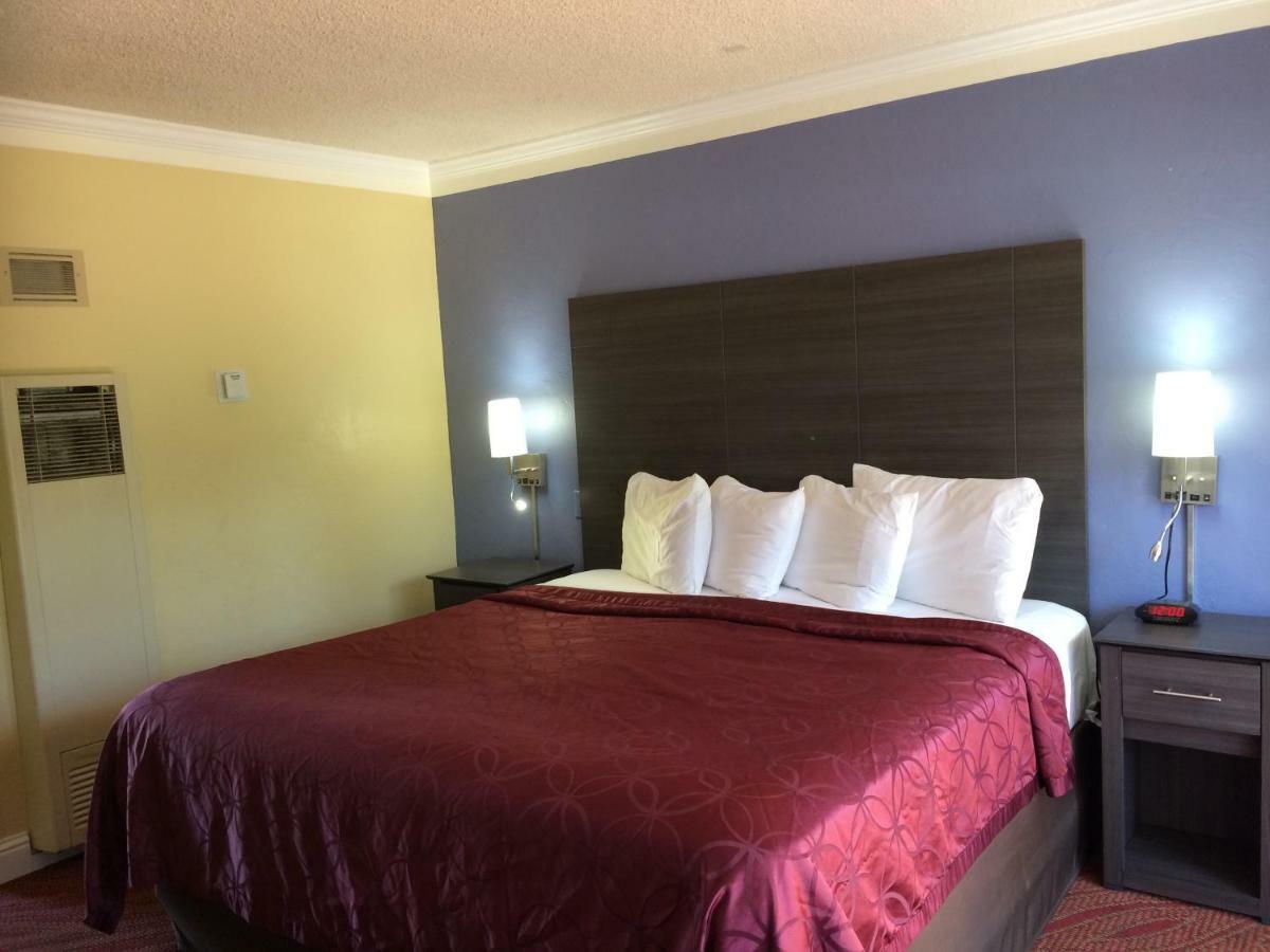 1 King Bed Accessible Non-Smoking NO A or C,909270130:JPEG