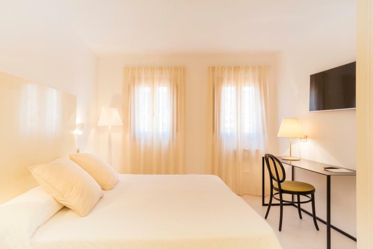 Deluxe Double or Twin Room Spa Bath,909527308:JPEG
