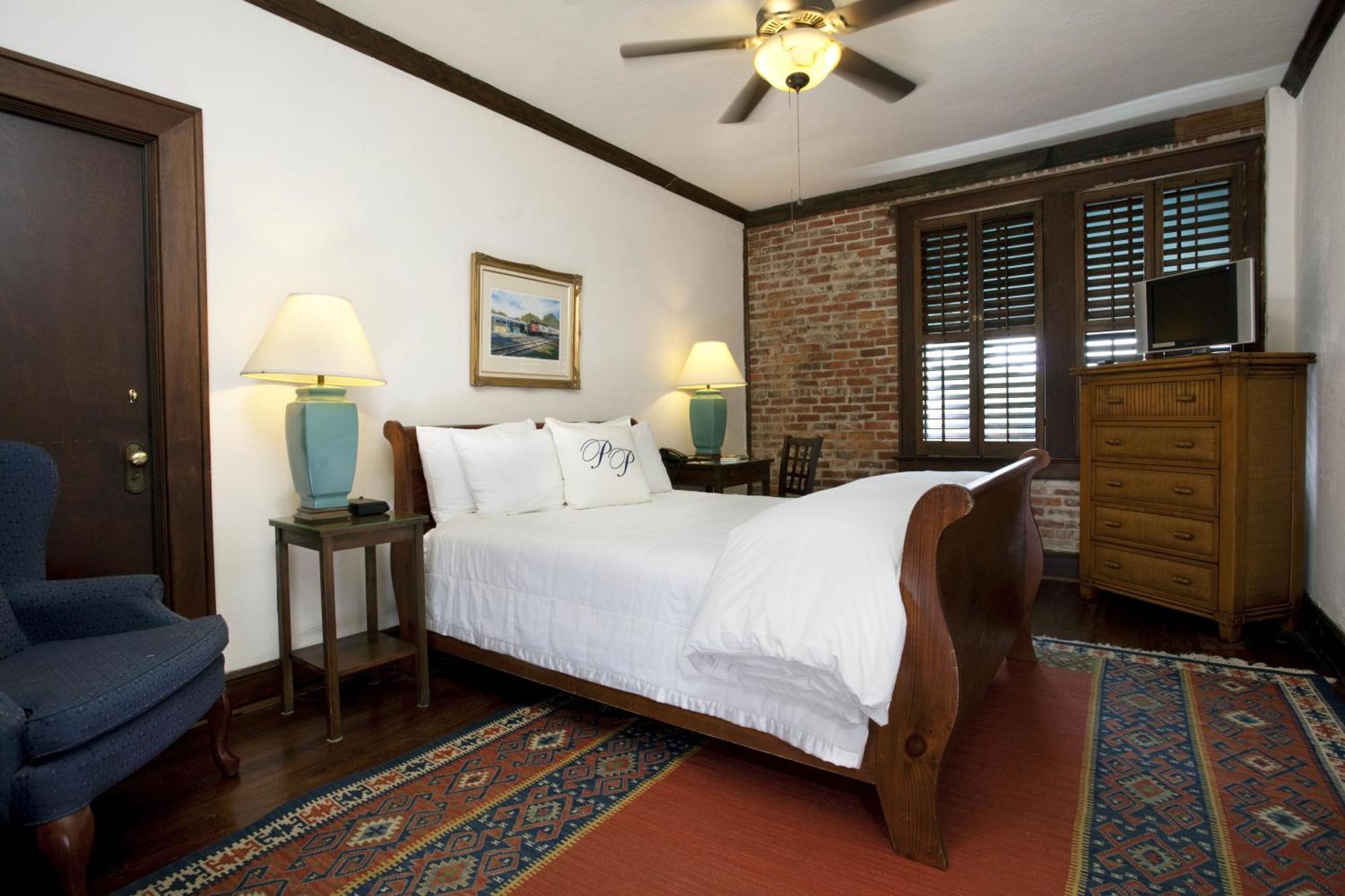 Deluxe Queen Room One Twin Bed