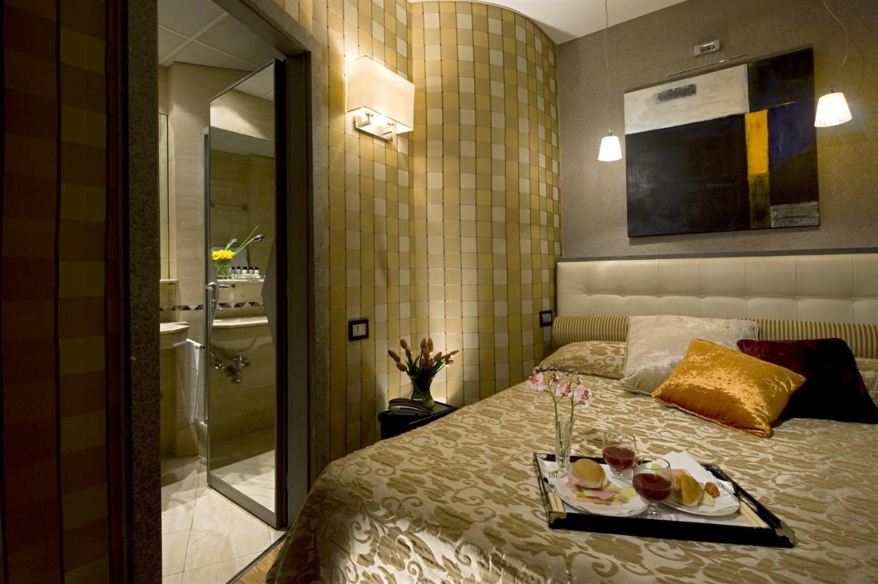 Small Double or Twin Room,925768240:JPEG