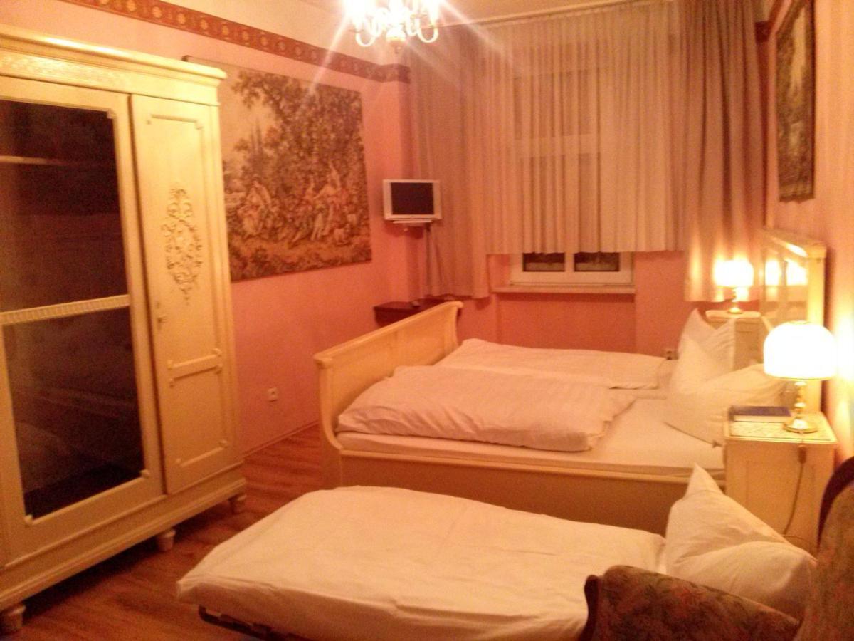 Zweibettzimmer mit Zustellbett