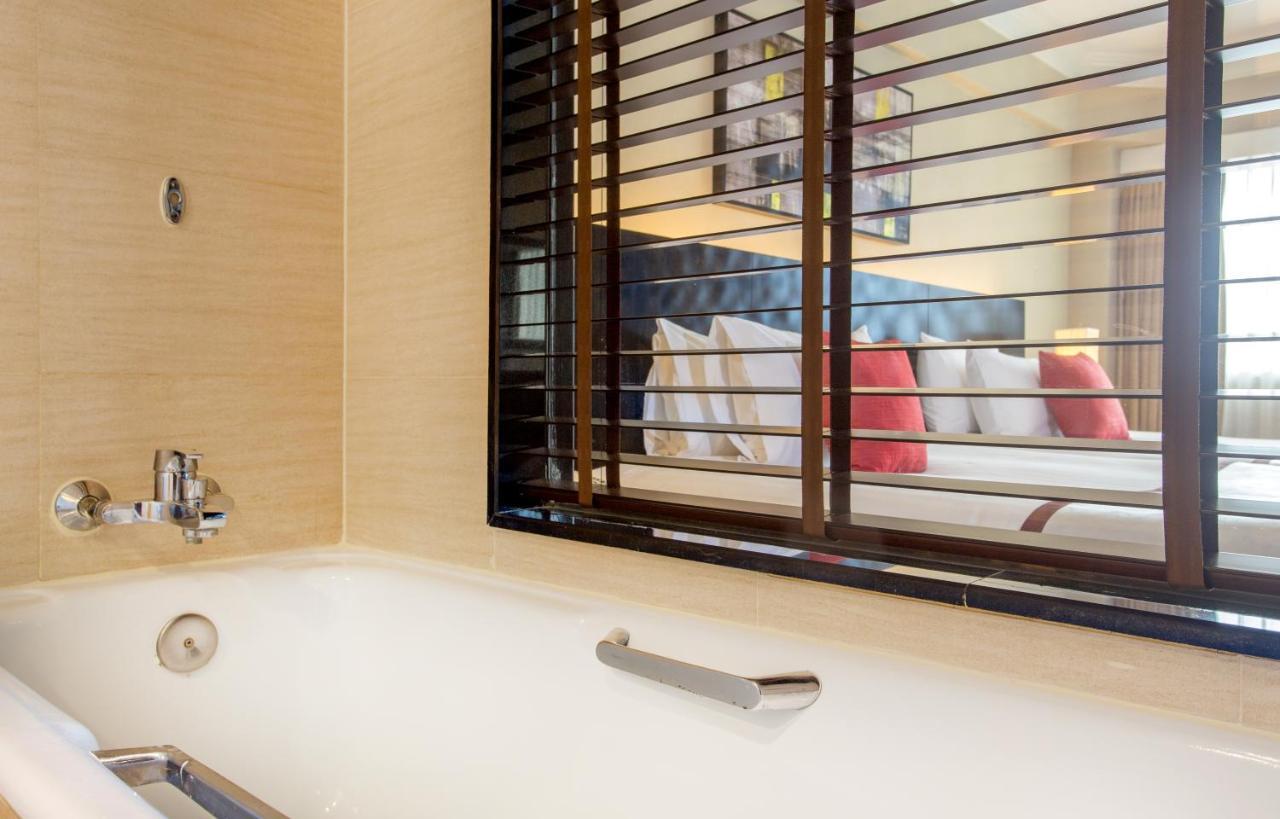 Deluxe King Room Pool View