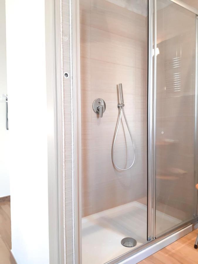 Comfort Triple Room Shower