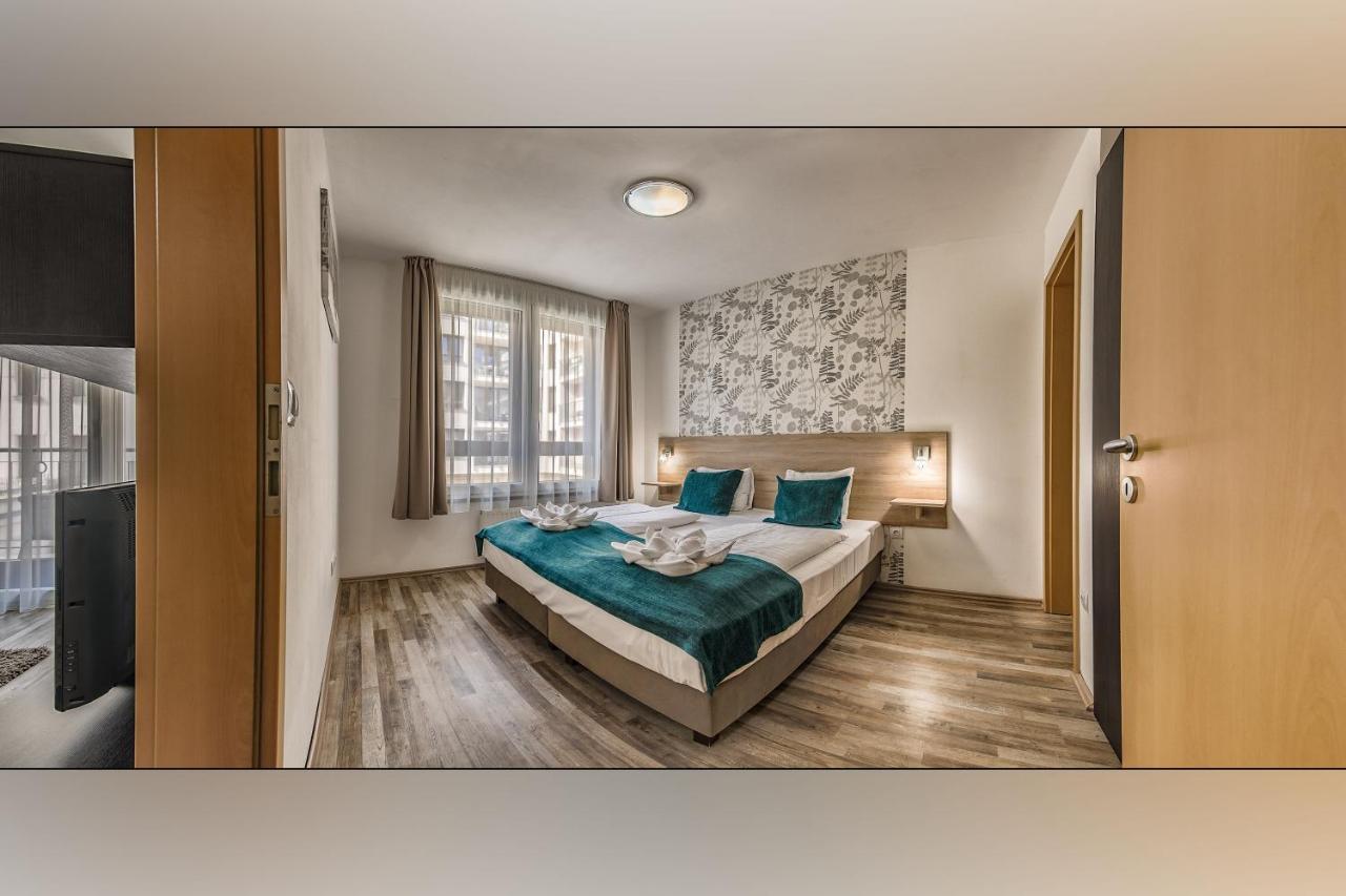 Deluxe One-Bedroom Apartment