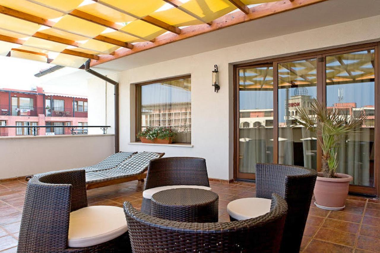 Deluxe One-Bedroom Apartment
