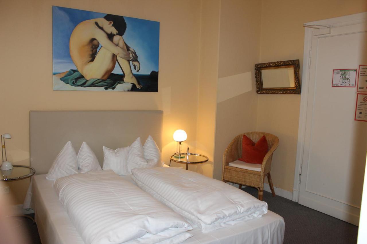 Single Room,925885561:JPEG
