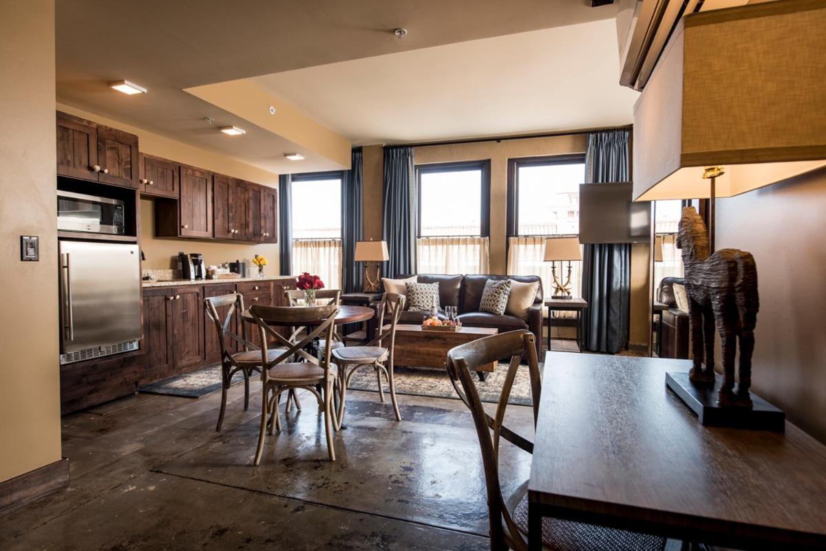 Deluxe King Suite