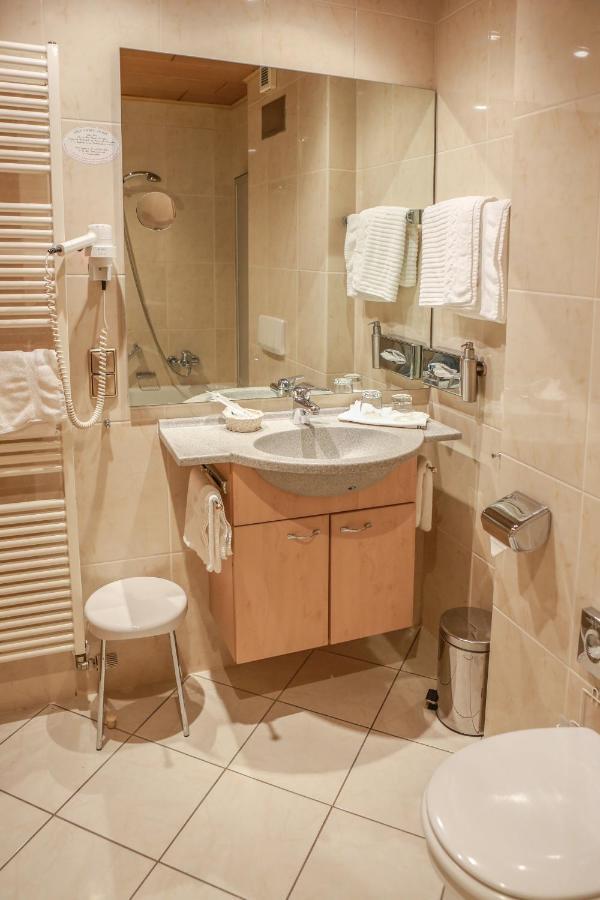 Single Room,926483362:JPEG