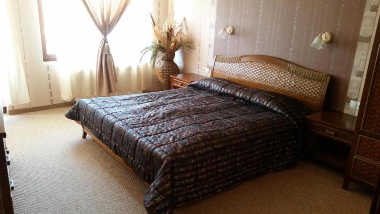 Deluxe One-Bedroom Apartment