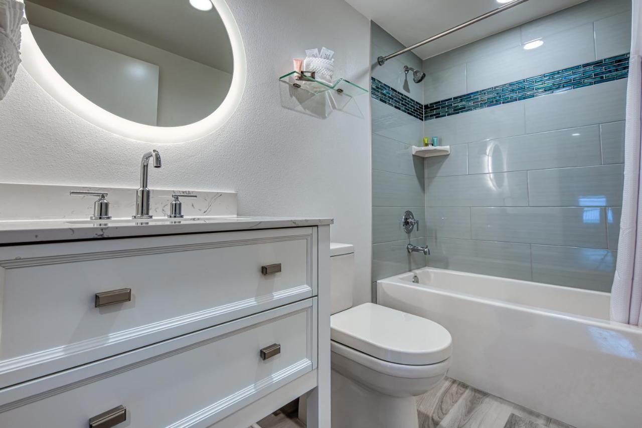 PREMUIM Two-Bedroom Suite with Balcony and Full Water View