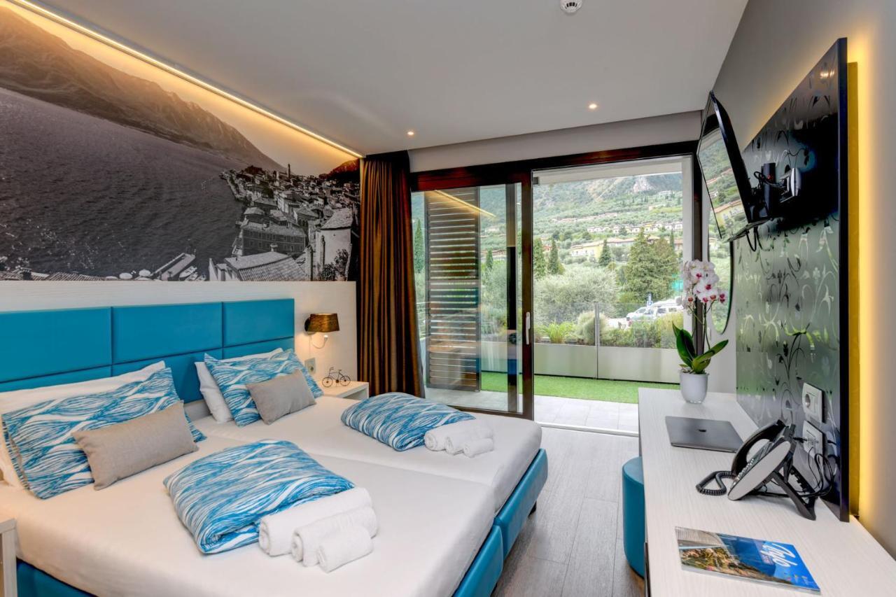 Standard Twin Room Partial Lake View