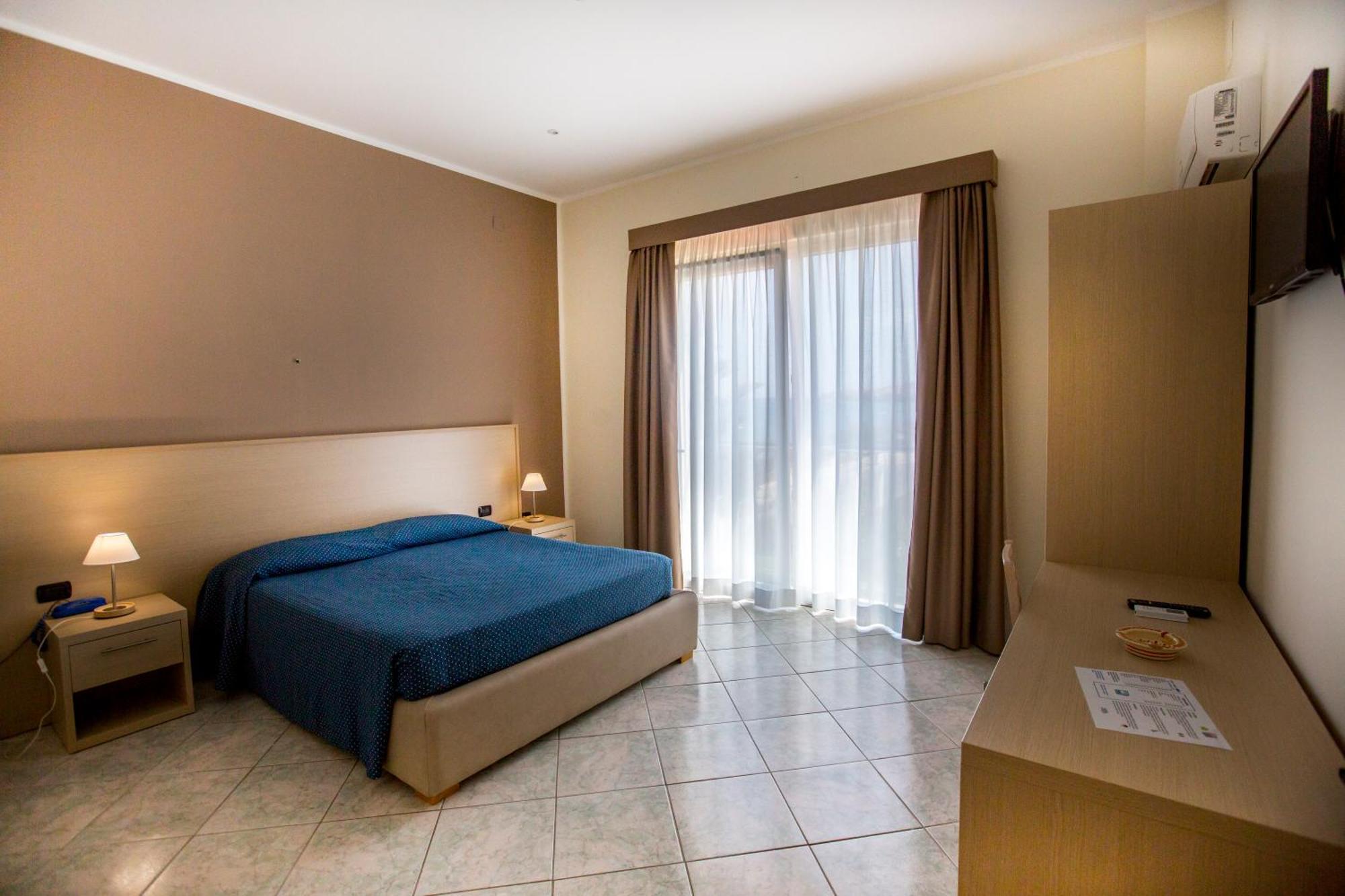 Classic Room with Balcony and Partial Sea View,412373154:JPEG