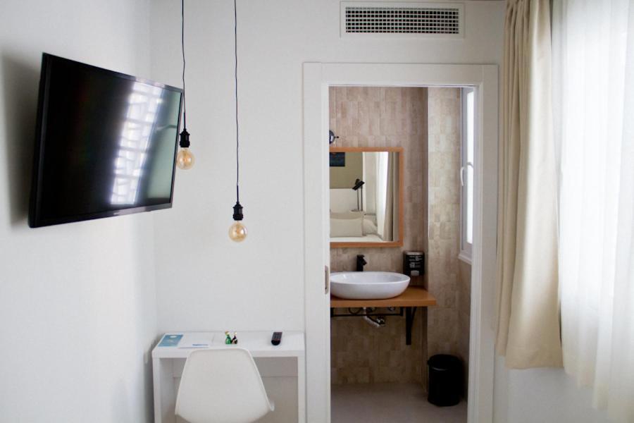 Single Room,937277620:JPEG