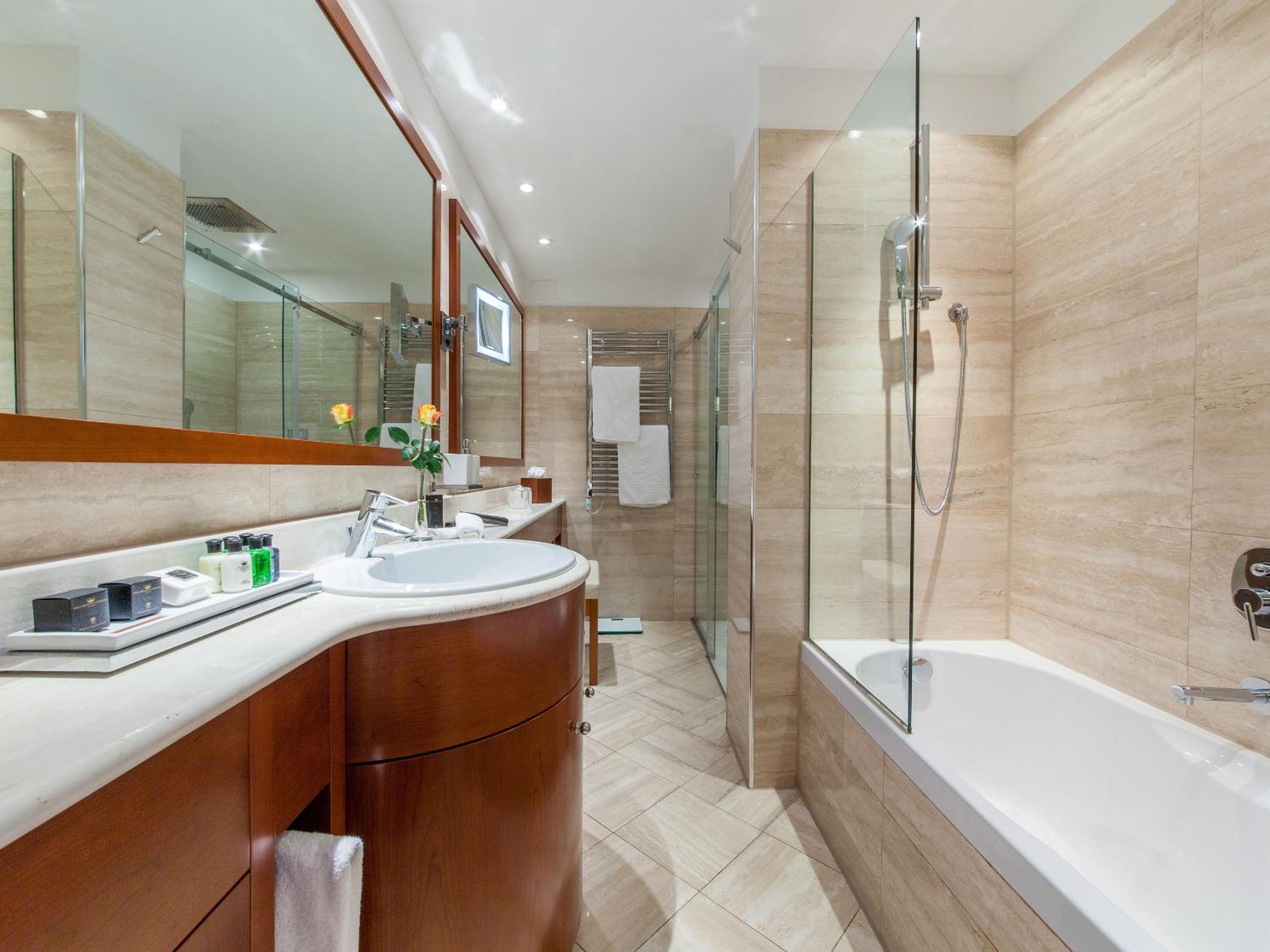 Signature Lake Suite Balcony Private Spa Access