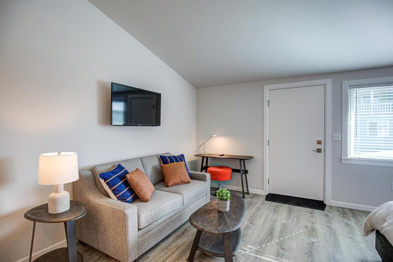 Queen Deluxe Suite ADA Accessible Streetside
