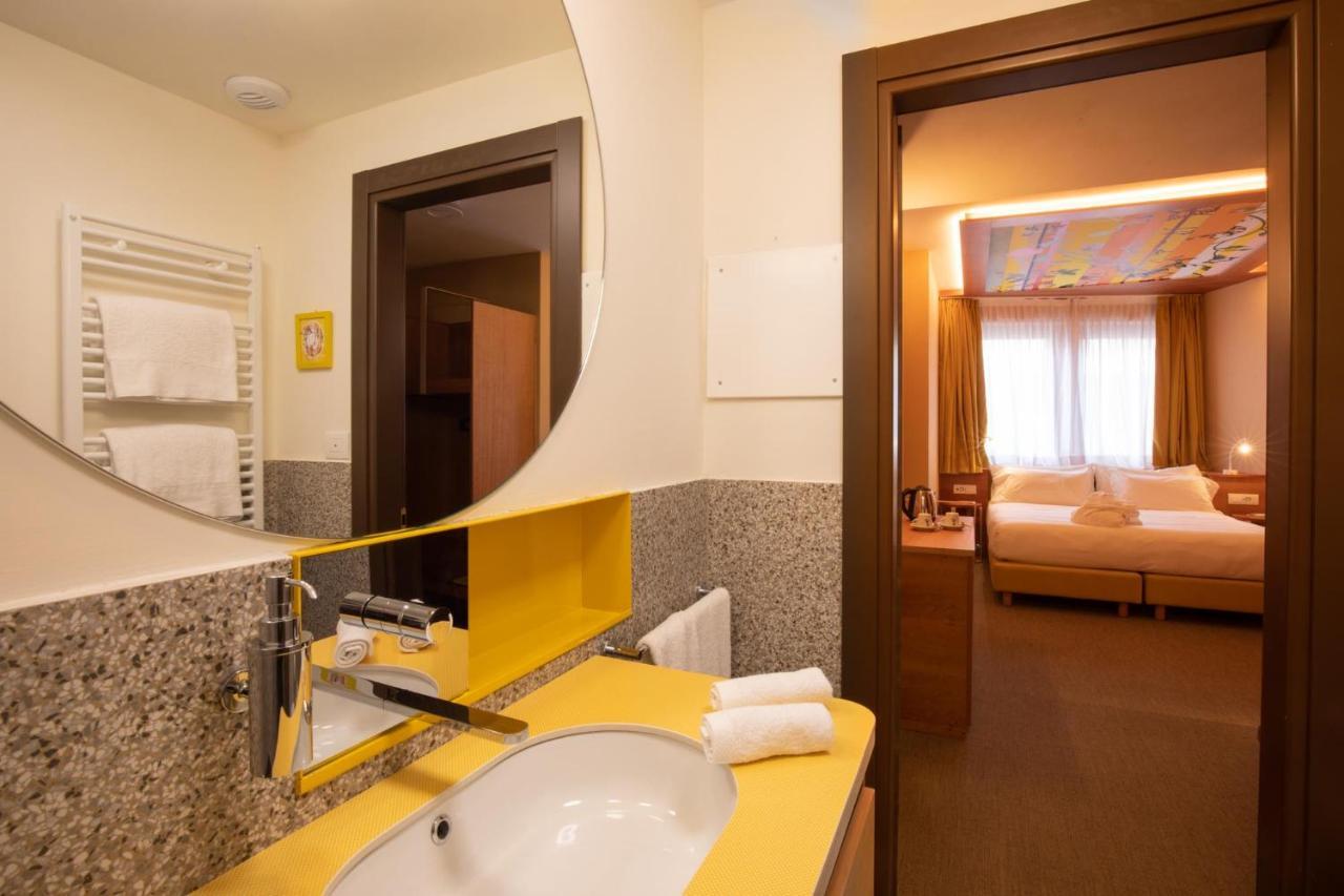 Standard Double or Twin Room,943832989:JPEG