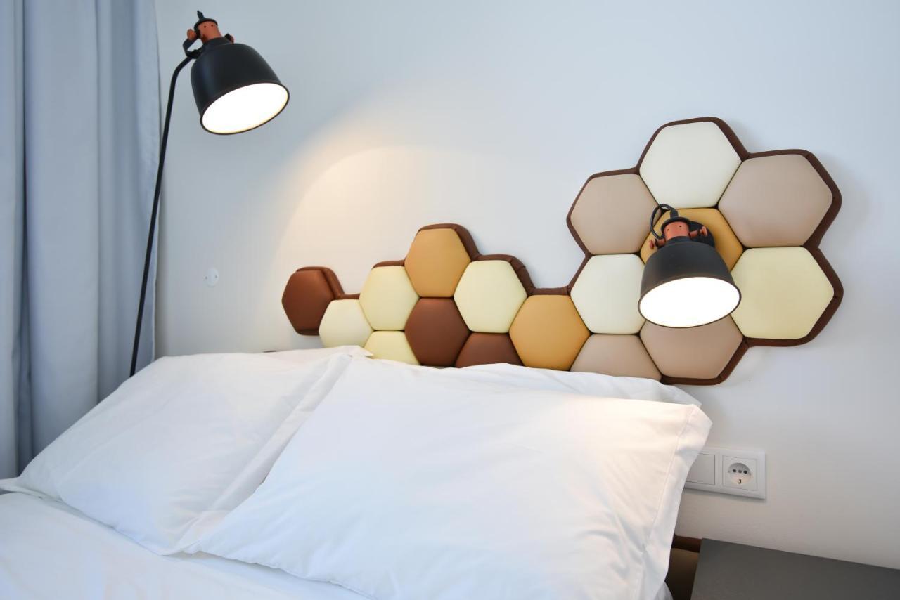 Single Room,945727630:JPEG