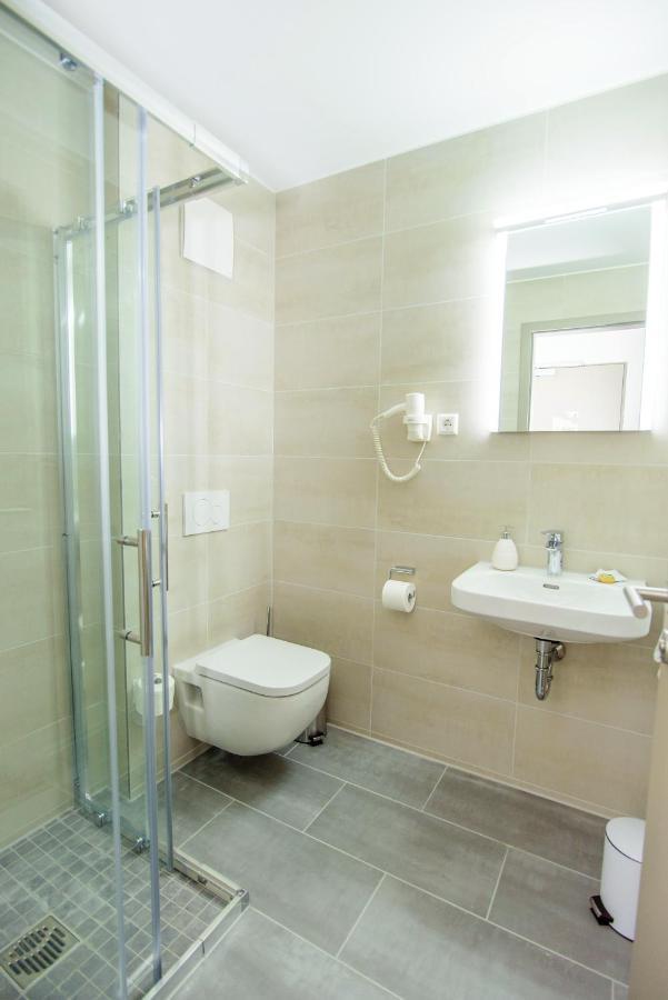 Twin Room Shower,955947952:JPEG