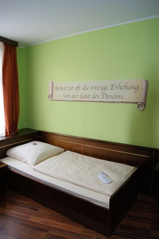 Single Room,79520535:JPEG
